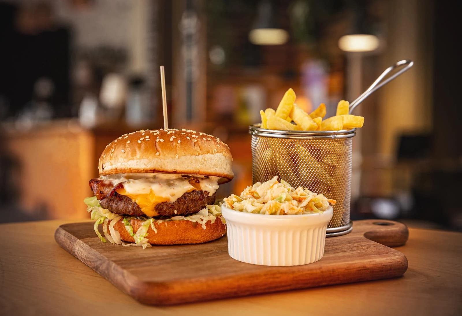 Burger cu cartofi prăjiți — zona de mâncare